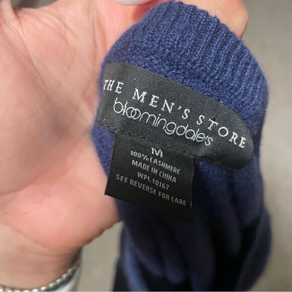 Bloomingdale’s Men’s Cashmere V-Neck Knit Sweater- Size Medium - Picture 4 of 6